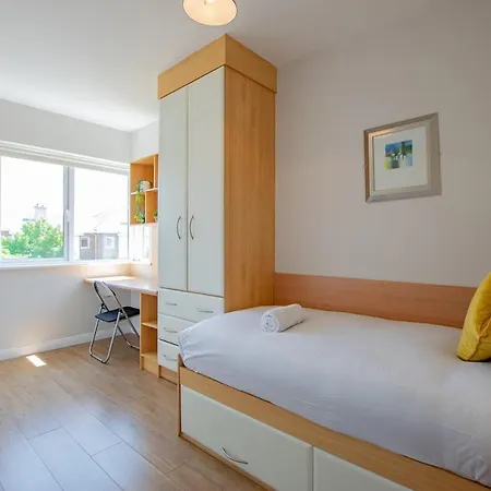 Spacious 4 Bedroom In 公寓 *