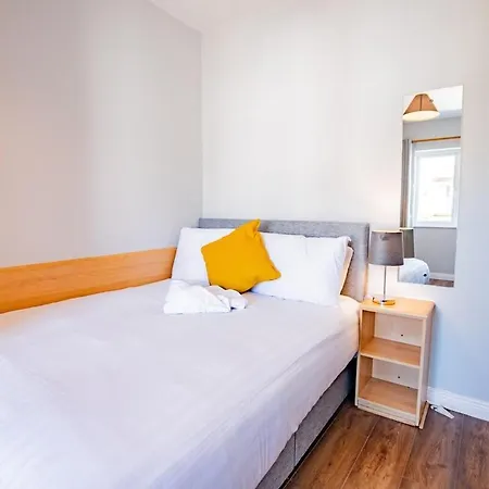 Spacious 4 Bedroom In Лимерик